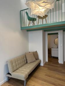 sala de estar con sofá y balcón en Glass Boutique - Rooms & Suites, en Marinha Grande