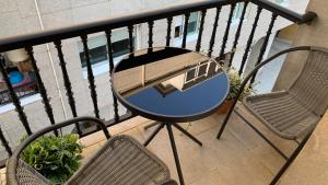 - Balcón con mesa y 2 sillas en Casa da Alfóndega, en Caldas de Reis