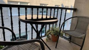 - un balcon avec une table et des chaises dans l'établissement Casa da Alfóndega, à Caldas de Reis