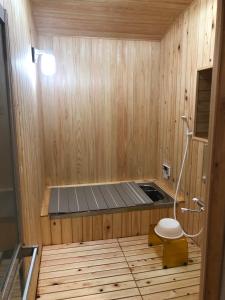 Habitación con sauna y aseo. en 癒しのwonderland 泉, en Gujō