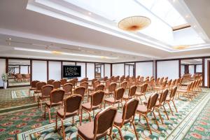 Cette grande chambre comprend des rangées de chaises et un tableau noir. dans l'établissement Lindner Hotel Prague Castle, part of JdV by Hyatt, à Prague