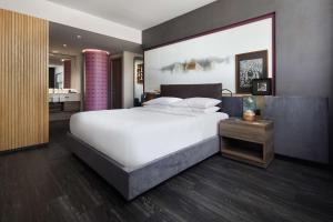 1 dormitorio con 1 cama blanca grande y baño en Andaz Mexico City Condesa - A Concept by Hyatt en Ciudad de México