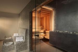 a bathroom with a glass shower and a toilet at Lindner Hotel Cologne City Plaza, part of JdV by Hyatt in Cologne