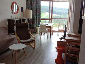 ein Wohnzimmer mit einem Sofa und einem Tisch in der Unterkunft Appartement Villard-de-Lans, 2 pièces, 6 personnes - FR-1-689-30 in Villard-de-Lans