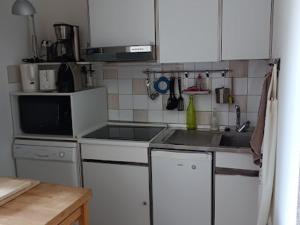 eine kleine Küche mit weißen Schränken und einem Waschbecken in der Unterkunft Appartement Villard-de-Lans, 2 pièces, 6 personnes - FR-1-689-30 in Villard-de-Lans