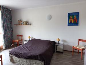 1 Schlafzimmer mit einem Bett, 2 Stühlen und einem Fenster in der Unterkunft Appartement Villard-de-Lans, 2 pièces, 6 personnes - FR-1-689-30 in Villard-de-Lans