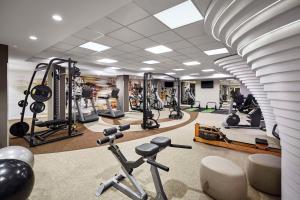 un gimnasio con cintas de correr y equipos de ejercicio en un edificio en Lindner Hotel Cologne City Plaza, part of JdV by Hyatt en Colonia