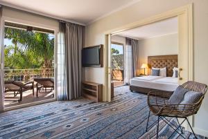 ポータル・ヌースにあるLindner Hotel Mallorca Portals Nous, part of JdV by Hyattのベッドとバルコニー付きのホテルルーム