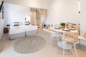 ein Schlafzimmer mit zwei Betten, einem Tisch und Stühlen in der Unterkunft Chrissomalli Sofia Studios in Skiathos-Stadt