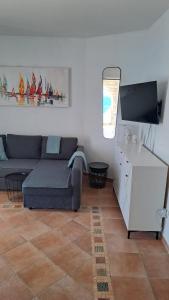 un soggiorno con un divano e un tavolo di Pool apartment Adriana a Pag