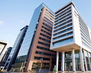 un grand immeuble de bureaux avec deux grands bâtiments dans l'établissement Lindner Hotel Antwerp, part of JdV by Hyatt, à Anvers