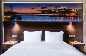 Postel nebo postele na pokoji v ubytování Lindner Hotel Bratislava, part of JdV by Hyatt