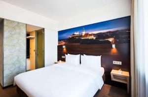 Postel nebo postele na pokoji v ubytování Lindner Hotel Bratislava, part of JdV by Hyatt