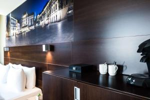 Příslušenství pro přípravu čaje a kávy v ubytování Lindner Hotel Bratislava, part of JdV by Hyatt