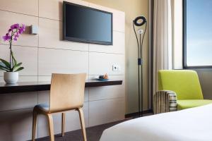 TV a/nebo společenská místnost v ubytování Lindner Hotel Bratislava, part of JdV by Hyatt