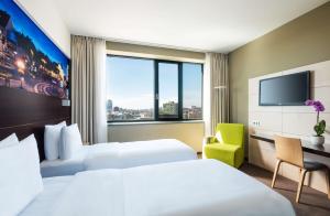 Postel nebo postele na pokoji v ubytování Lindner Hotel Bratislava, part of JdV by Hyatt