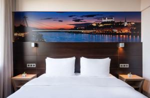 Postel nebo postele na pokoji v ubytování Lindner Hotel Bratislava, part of JdV by Hyatt