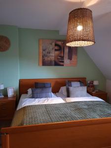 una camera con letto e lampadario a braccio di Welt Lodge ad Altenau