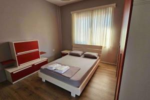 Postel nebo postele na pokoji v ubytování Terrace Flat in Heart of Tirana