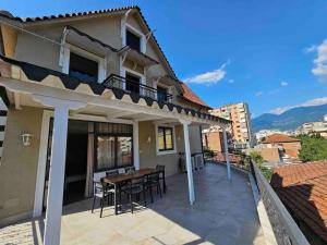 - un balcon d'une maison avec une table et des chaises dans l'établissement Terrace Flat in Heart of Tirana, à Tirana
