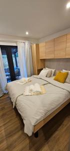 1 cama grande con 2 toallas encima en MH Holiday Dream - Morning Sun, en Drage