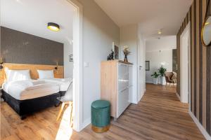 una camera d'albergo con letto e corridoio di Genius Park Apartamenty a Gąski