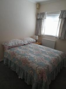 Postel nebo postele na pokoji v ubytování Spacious, self-contained annex in Stratford