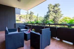 un balcone con sedie e un tavolo con vista di Boscoincittà Apt with garage and whirlpool tub a Bari