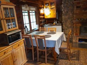 eine Küche mit einem Tisch und Stühlen im Zimmer in der Unterkunft Käbi Holiday Homes in Ainja