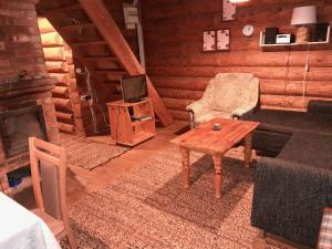 ein Wohnzimmer mit einem Sofa und einem Couchtisch in der Unterkunft Käbi Holiday Homes in Ainja