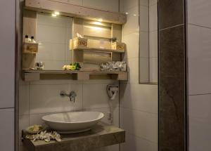 a bathroom with a sink and a mirror at Willma Apartmenthaus in Beelen