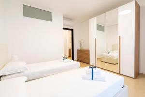 Letto o letti in una camera di Boscoincittà Apt with garage and whirlpool tub