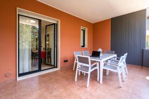 Patio o area all'aperto di Boscoincittà Apt with garage and whirlpool tub