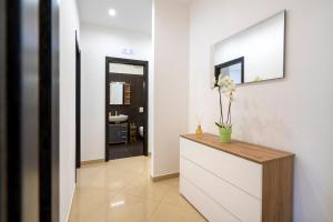 Foto dalla galleria di Boscoincittà Apt with garage and whirlpool tub a Bari