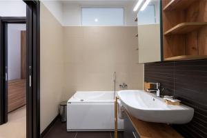Bagno di Boscoincittà Apt with garage and whirlpool tub