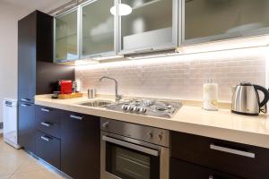 Cucina o angolo cottura di Boscoincittà Apt with garage and whirlpool tub