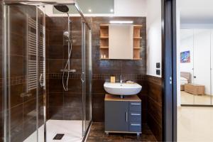 un bagno con lavandino e doccia di Boscoincittà Apt with garage and whirlpool tub a Bari