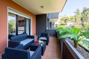 un patio con sedie blu e piante su un balcone di Boscoincittà Apt with garage and whirlpool tub a Bari
