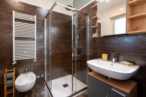 un bagno con lavandino e doccia di Boscoincittà Apt with garage and whirlpool tub a Bari Altre 31 foto