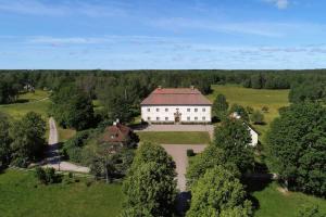 une vue aérienne sur une grande maison blanche dans un champ dans l'établissement Lägenhet i slott från 1600-talet, à Uppsala