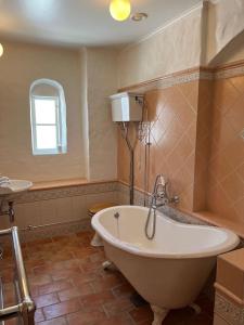 W łazience znajduje się wanna i umywalka. w obiekcie Lägenhet i slott från 1600-talet w mieście Uppsala