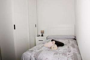 Una mujer acostada en una cama en un dormitorio en Apartamento San Diego Cartagena Center en Cartagena