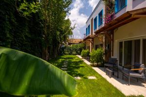 a garden with a large green leaf next to a building at Costa Bodrum City in Bodrum City
