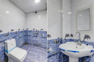 2 immagini di un bagno con servizi igienici e lavandino di FabHotel A One Inn a Lucknow