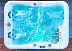 una piscina con agua azul en una bañera de plástico en Lalari Beach Suites, en Vári