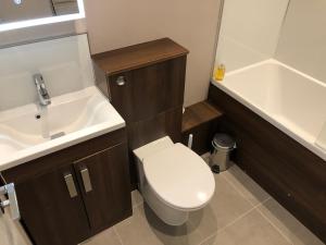 een kleine badkamer met een toilet en een wastafel bij Two Bedroom Apartments in Central Windsor with Parking in Windsor