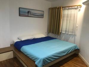 Postel nebo postele na pokoji v ubytování Huahin Beach Front Apartment with Seaview