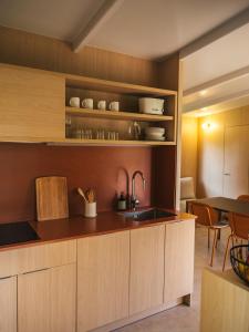 Wecamp San Sebastián的厨房或小厨房