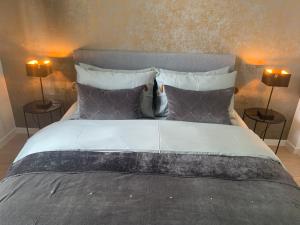 uma cama grande com duas almofadas e dois candeeiros em Coco's em Antuérpia