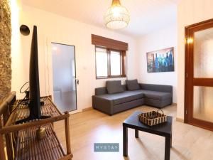 ein Wohnzimmer mit einem Sofa und einem Tisch in der Unterkunft MyStay - Casa Esposende 